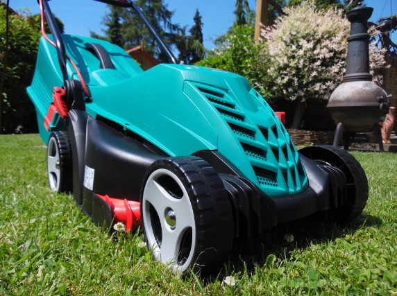 What Makes a Lawn Mower More Efficient for Large Lawns